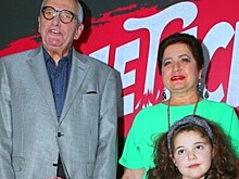 Эммануил Виторган появился с дочками и женой на премьере сериала «Не дождётесь»