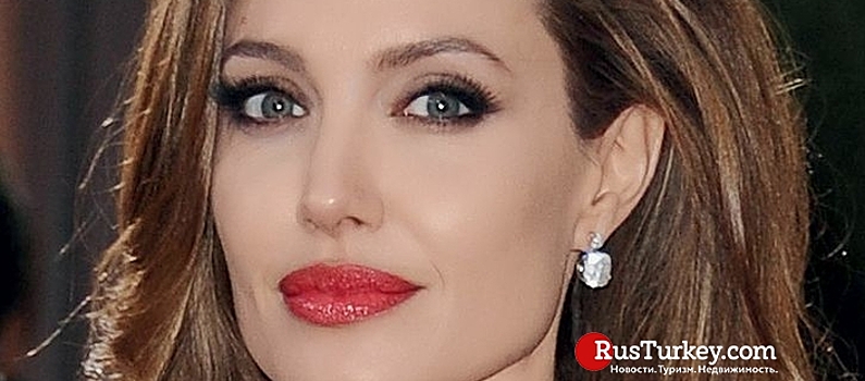 Поступок Анджелины Джоли поразил турецких фанатов