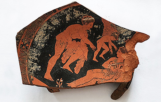 На Кубани при раскопках обнаружили фрагмент античной вазы с изображениями богов