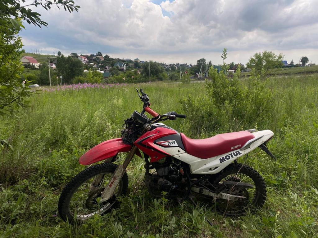 Новокузнечанин бросил угнанный мотоцикл в кустах на трассе