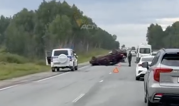 Иномарка перевернулась на трассе под Новосибирском