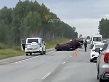 Иномарка перевернулась на трассе под Новосибирском