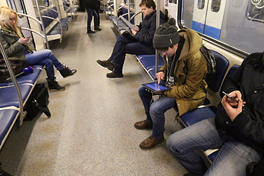 Пассажиры московского метро предпочитают пользоваться через Wi‑Fi Facebook и WhatsApp