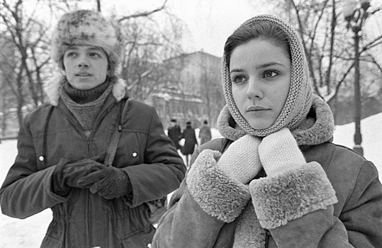 Марина Зудина в роли Валентины и Николай Стоцкий в роли Валентина во время съемок художественного фильма "Это серьезно", 1985 год