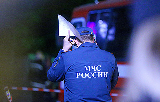 В Приморье загорелись два склада со стройматериалами