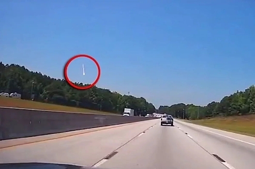 В небе над югом США заметили странный пылающий объект