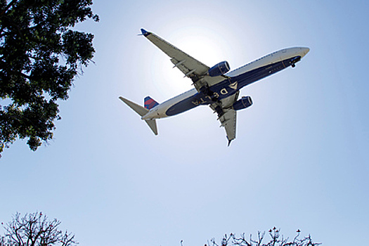 Летевший бизнес-классом пассажир-гомофоб швырнул стакан в лицо стюардессе