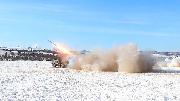 Шквальный огонь: кадры масштабных учений артиллеристов и ракетчиков в Бурятии