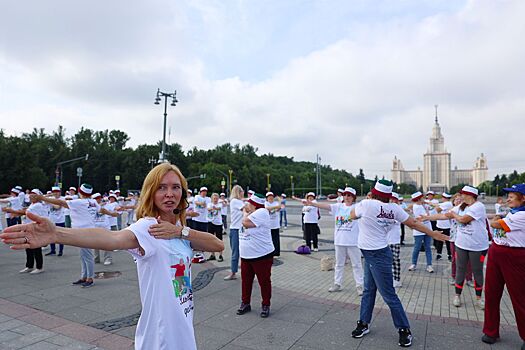Фигуристка и олимпийская чемпионка Татьяна Тотьмянина провела «Зарядку долголетия» на Воробьевых горах