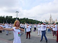 Фигуристка и олимпийская чемпионка Татьяна Тотьмянина провела «Зарядку долголетия» на Воробьевых горах