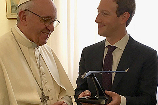 Цукерберг подарил Папе Римскому беспилотник