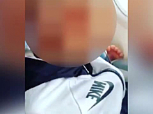 Девушка попыталась залезть в детскую машинку и застряла в ней