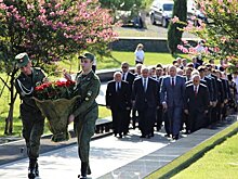 Хаджимба возложил цветы к мемориалу первого президента