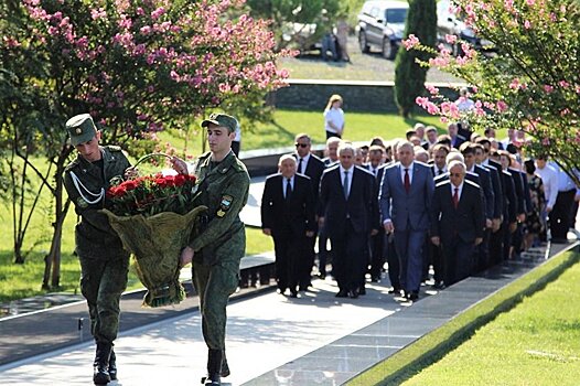 Хаджимба возложил цветы к мемориалу первого президента