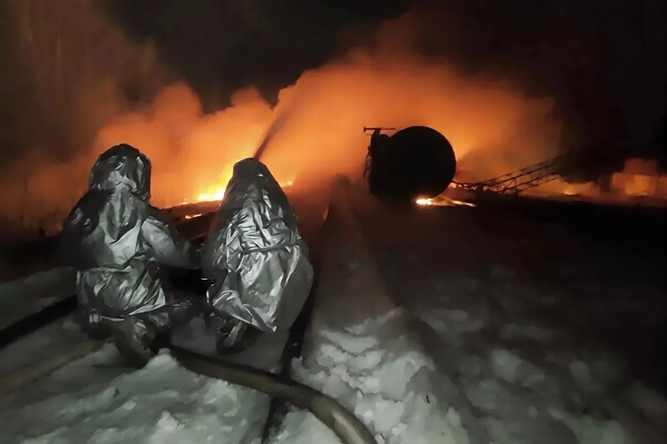 Работу пожарных под Тамбовом, где горят цистерны с бензином, сняли на видео