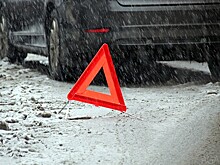 Возле ТРЦ «Кит» Lexus столкнулся с прицепом большегруза