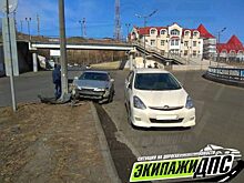 Уходя от столкновения, автомобиль во Владивостоке врезался в столб