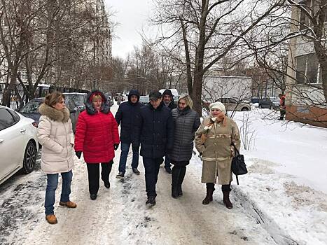 Оксана Молодецкая пообщалась с жителями на субботнем обходе территории