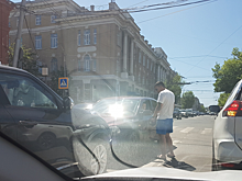 В центре Саратова произошло лобовое столкновение двух автомобилей