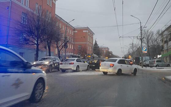 Возле здания РГРТУ произошло ДТП