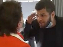 Обругавший стюардессу россиянин устроил дебош в самолете и попал на видео