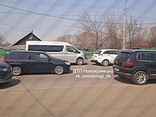 Пробка стала причиной аварии в Новокузнецке