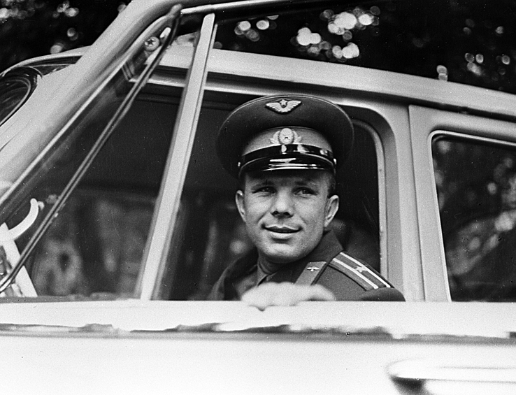 Летчик-космонавт, Герой Советского Союза Юрий Гагарин в салоне автомобиля, 1961 год