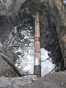 После замены труб в центре Саратова снова прорвало водопровод