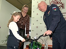 Замглавы МО Криворучко исполнил мечту о велосипеде 7-летней Арины