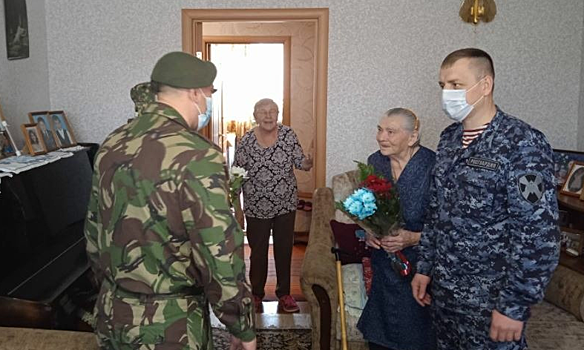 Саратовские росгвардейцы поздравили с днем рождения фронтовую регулировщицу Марию Лиманскую
