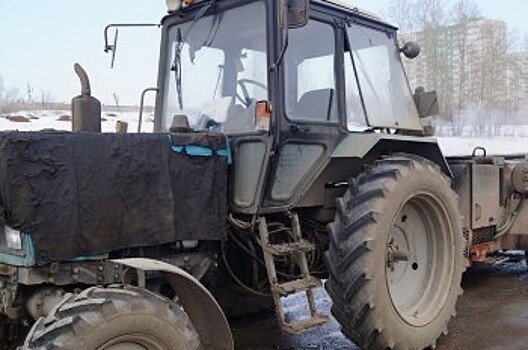 Иномарка столкнулась с трактором в Ковернинском районе