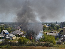 В Волгограде пожарные уже час тушат полыхающий цыганский дом