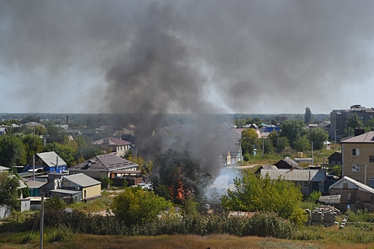 В Волгограде пожарные уже час тушат полыхающий цыганский дом