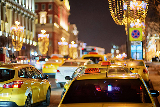 Назад в 90-е: возле московских ТЦ с таксистов требуют дань