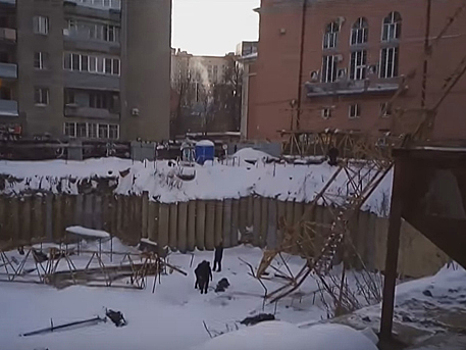 Башенный кран упал на рабочих в Воронеже