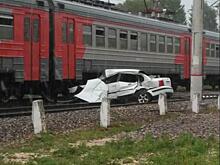 На железнодорожном переезде под Кисловодском электричка врезалась в автомобиль