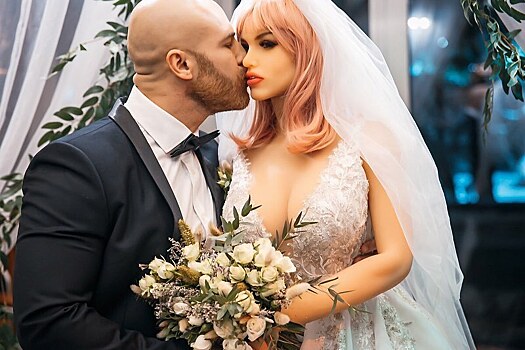 Бодибилдер женился на секс-кукле во время изоляции из-за коронавируса