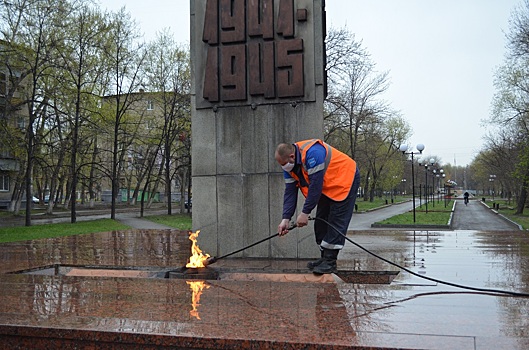 Южноуральские газовики провели техническое обслуживание мемориалов «Вечный огонь»