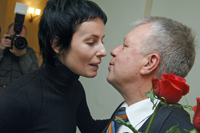 Актриса Ирина Апексимова поздравляет руководителя Государственного театра наций Михаила Чигиря во время празднования его 60-летнего юбилея в Москве, 1 февраля 2006 года