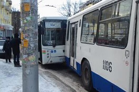 В ДТП «Нефаза» и троллейбуса в Уфе пострадали девушка и 12-летняя девочка