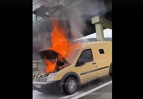 В Центральном районе Сочи 11 мая сгорела инкассаторская машина