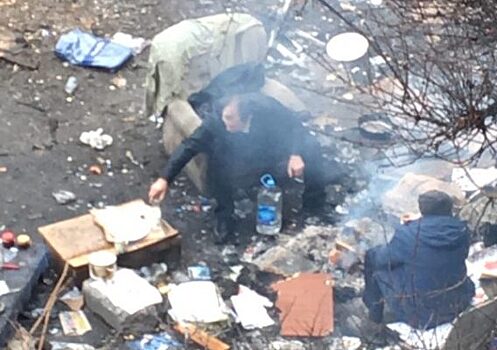 В центре Севастополя бомжи разбили лагерь