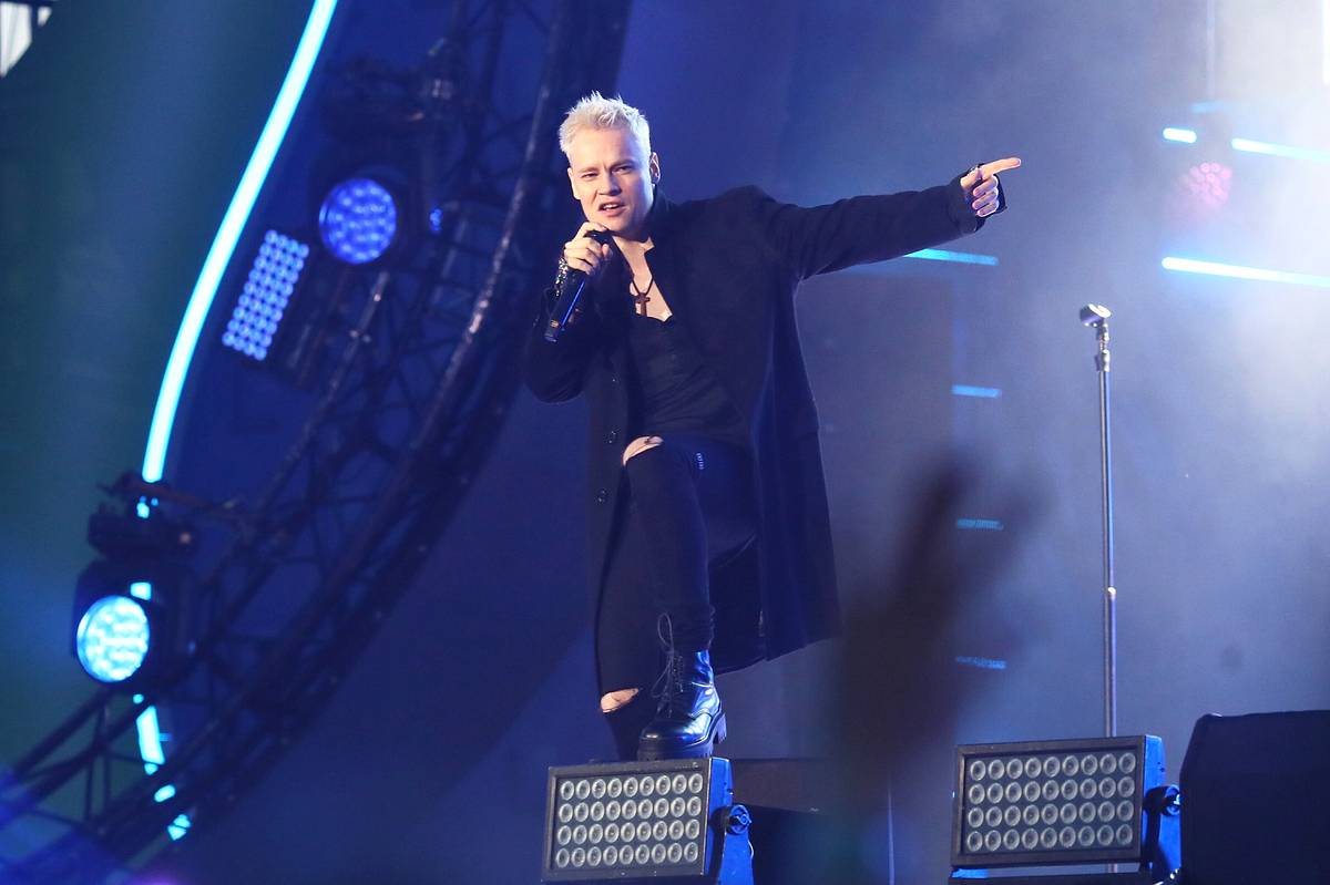 ШАМАН назвал портрет одного человека обязательным предметом для всадника