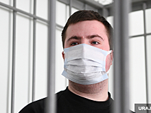 За свердловского полицейского, в чьей машине умер задержанный, вступилась мать