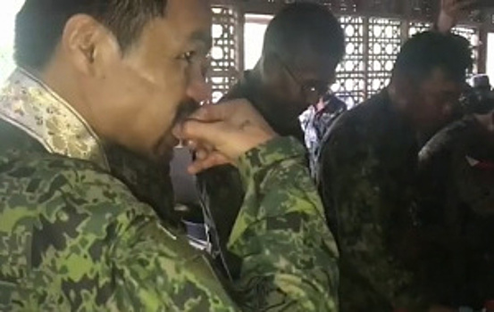 Сенатор Мэнни Пакьяо трапезничает с бойцами филиппинской армии — видео