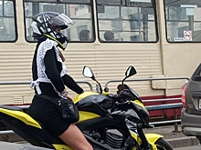 На линейку опаздывает: челябинская байкерша-красотка вновь прокатилась на мотоцикле в школьной форме