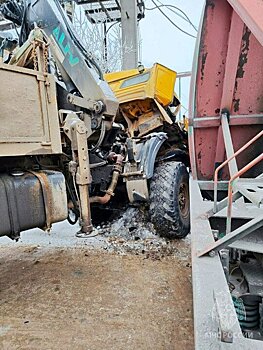 На ж/д переезде на Луганской столкнулись КАМАЗ и грузовой состав