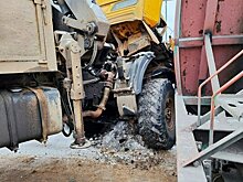 На ж/д переезде на Луганской столкнулись КАМАЗ и грузовой состав