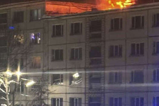 Прокуратура взяла на контроль тушение пожара на крыше жилого дома в Магадане