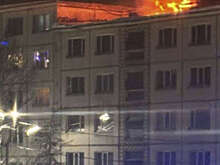 Прокуратура взяла на контроль тушение пожара на крыше жилого дома в Магадане